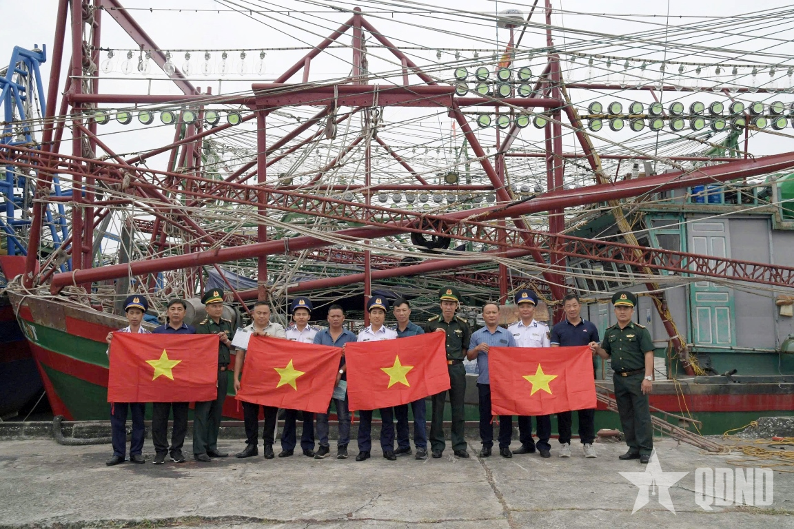 Hải đoàn 11 phối hợp tuyên truyền IUU cho ngư dân Hải Phòng